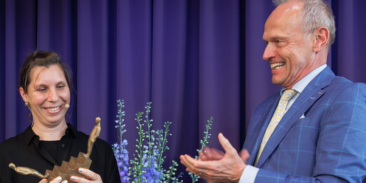 Dr. Jörg Müller-Ganz überreichte den ZKB Schillerpreis 2024, symbolisiert durch die Skulptur «Held Anti Held»