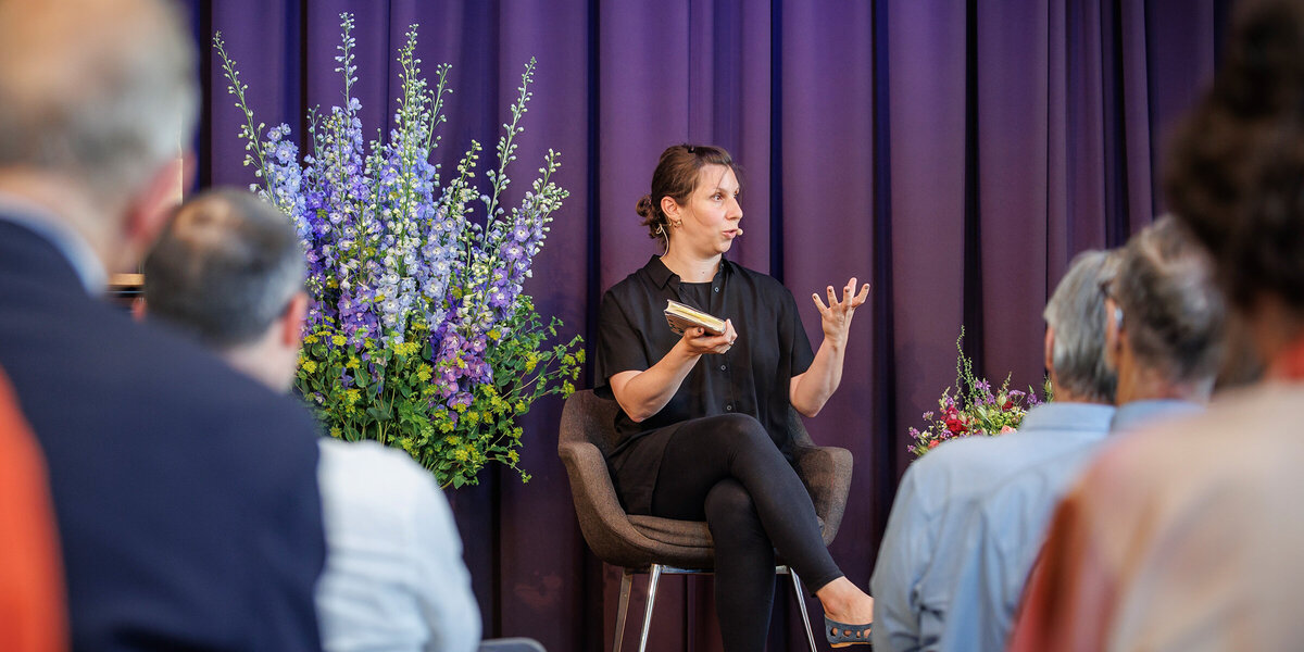 Gianna Molinari gibt eine kurze Leseprobe ihres Buches «Hinter der Hecke die Welt»