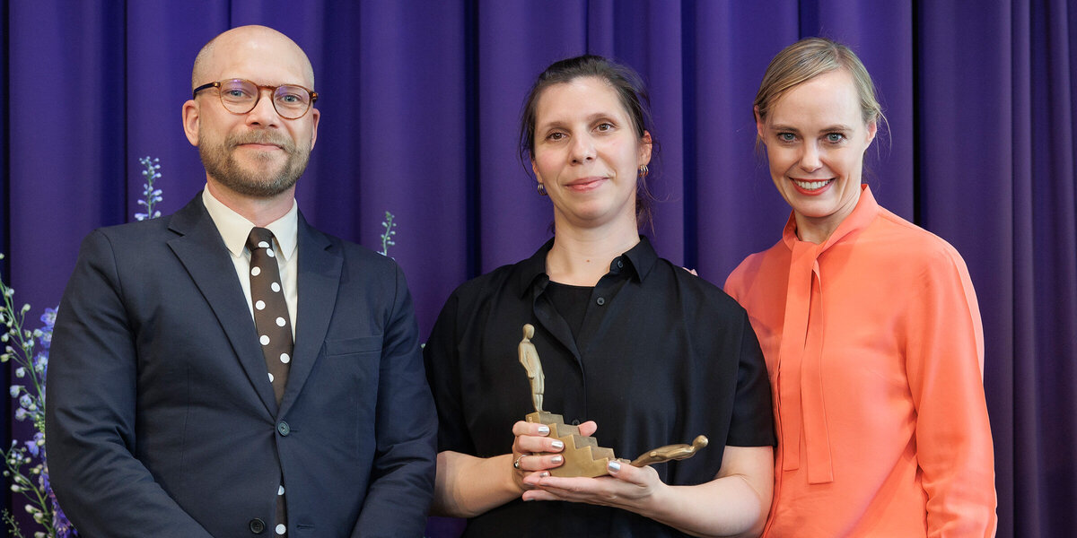 Andreas Skjönberg (links), Projektleiter Sponsoring und Nicola Steiner (rechts), Leiterin des Literaturhauses Zürich, mit der stolzen Preisträgerin Gianna Molinari