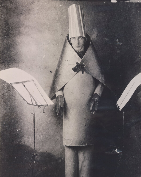 Schwarzweiss-Foto von Dadaist Hugo Ball.