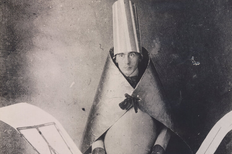 Schwarzweiss-Foto von Dadaist Hugo Ball.