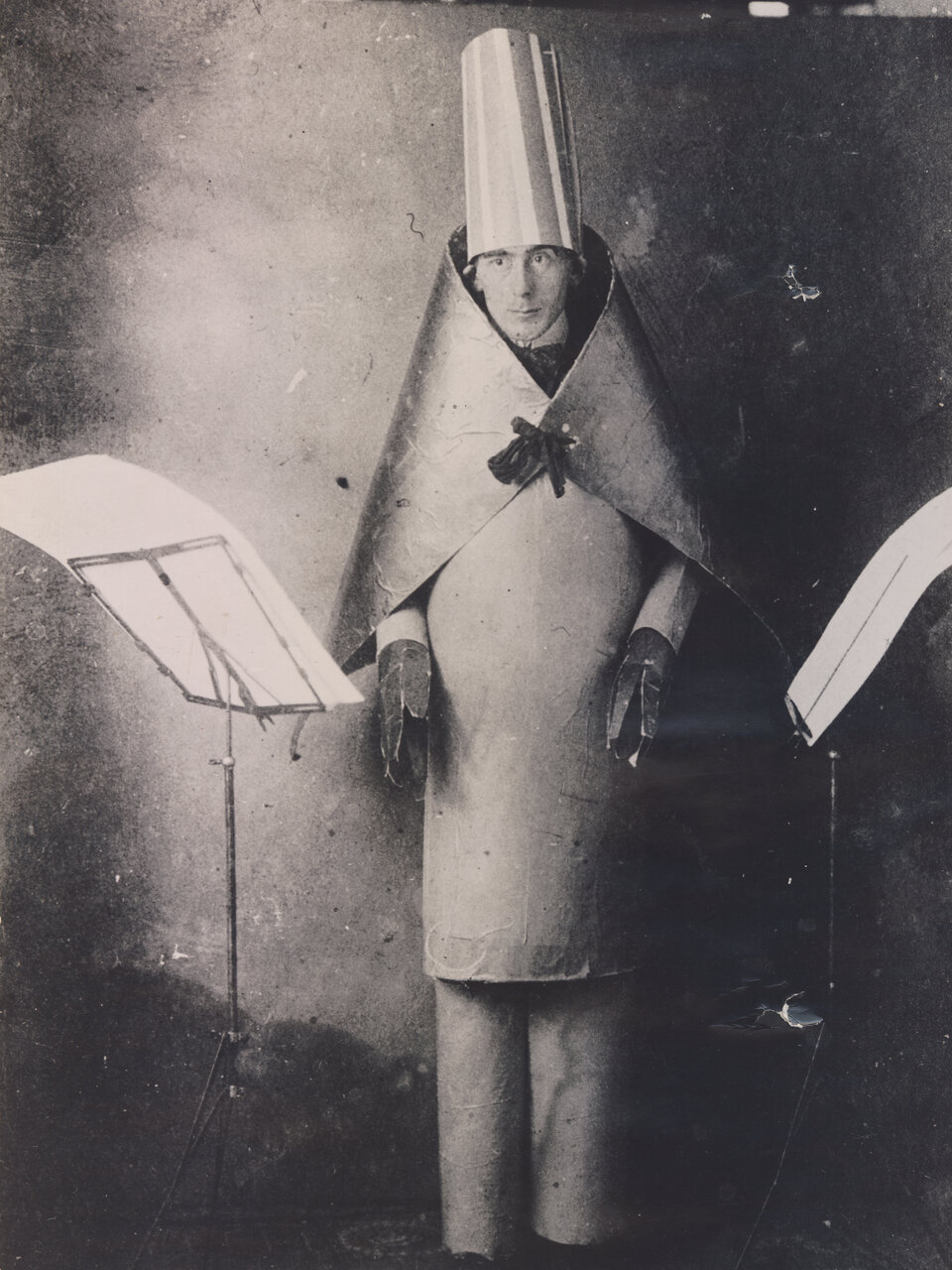 Schwarzweiss-Foto von Dadaist Hugo Ball.