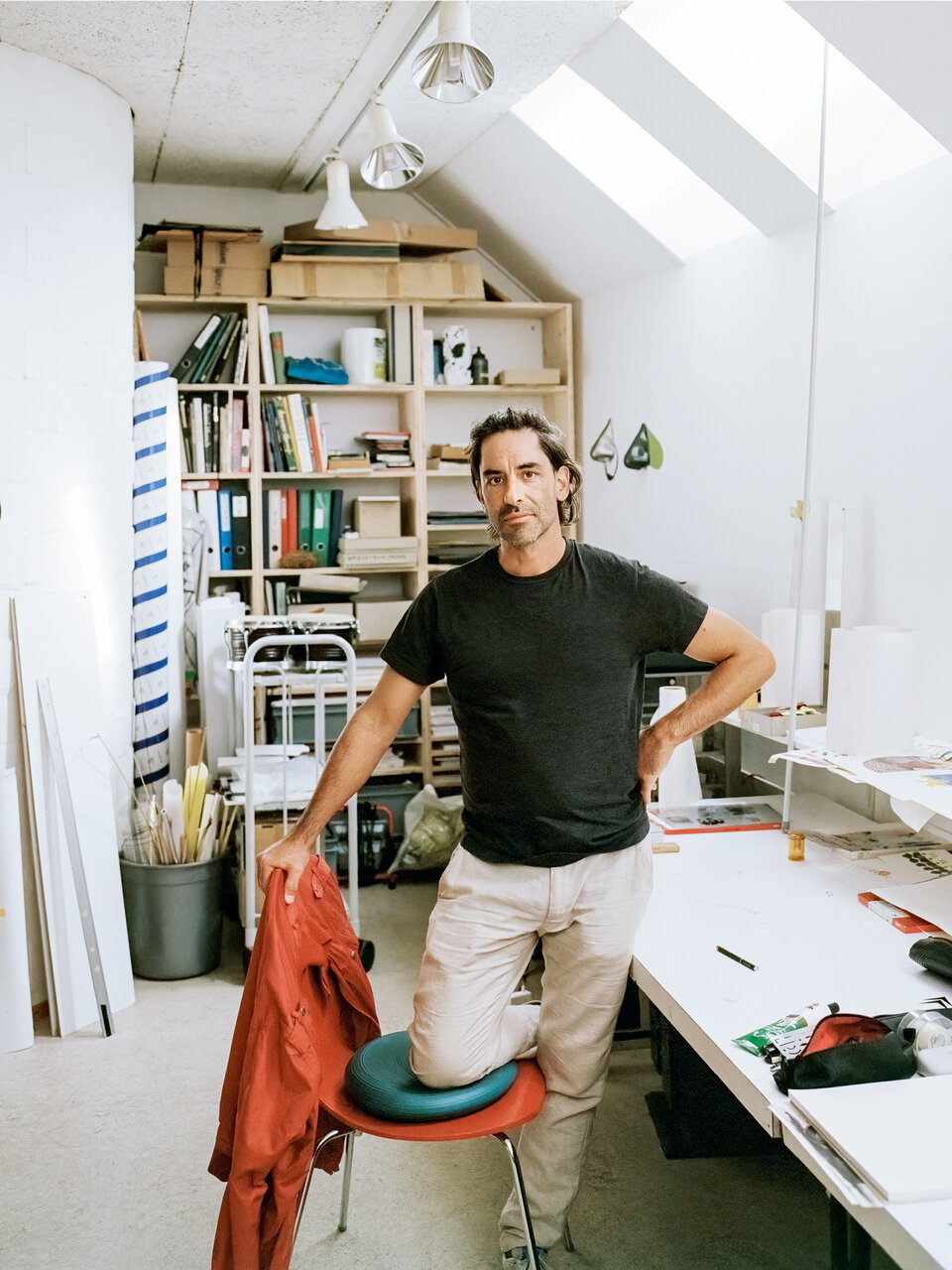 Porträt des Zürcher Künstlers Nic Hess in seinem Atelier.