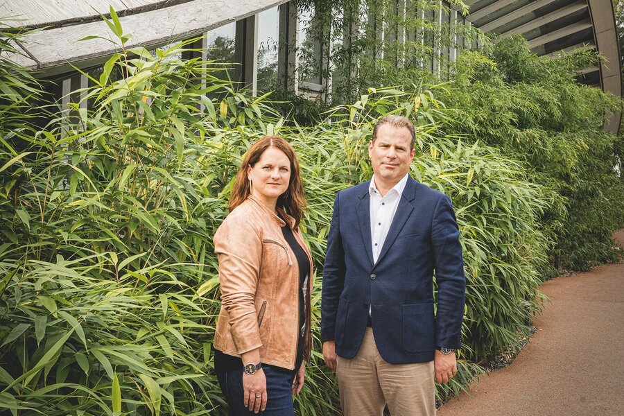 Stefanie Rossbach und Stéphane Braune vor dem Elefantenhaus im Zoo Zürich