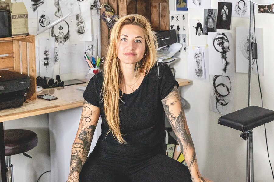 Julia Müller, selbständige Tätowiererin, in ihrem Studio