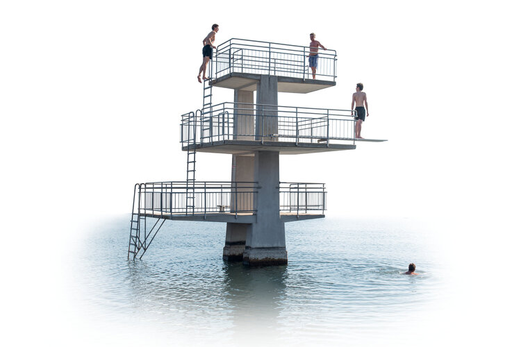 Menschen auf Sprungturm im Zürichsee