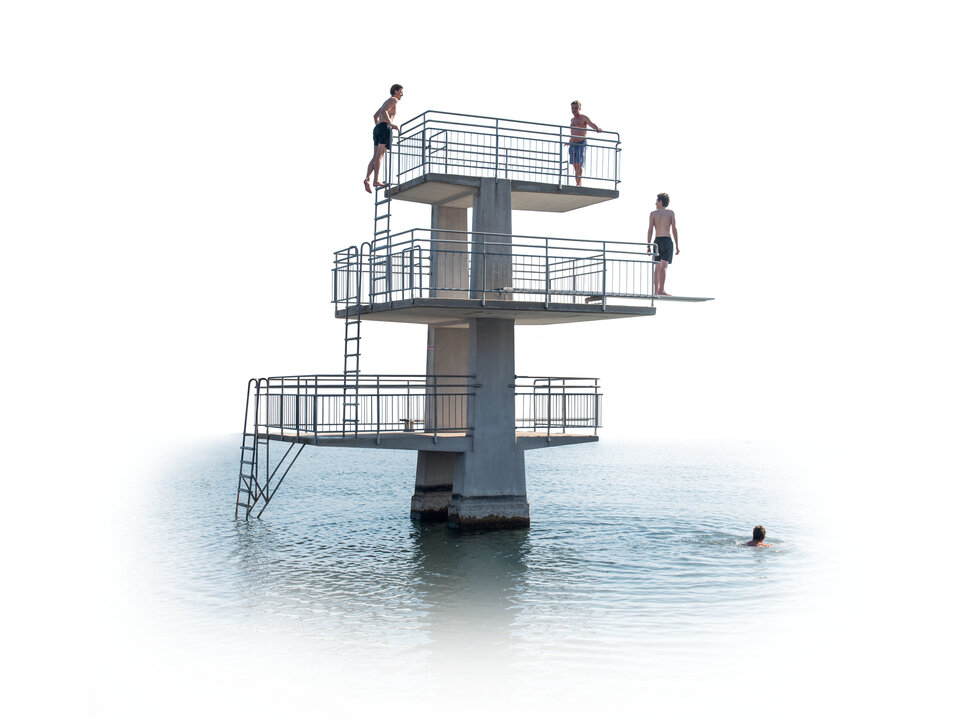 Menschen auf Sprungturm im Zürichsee