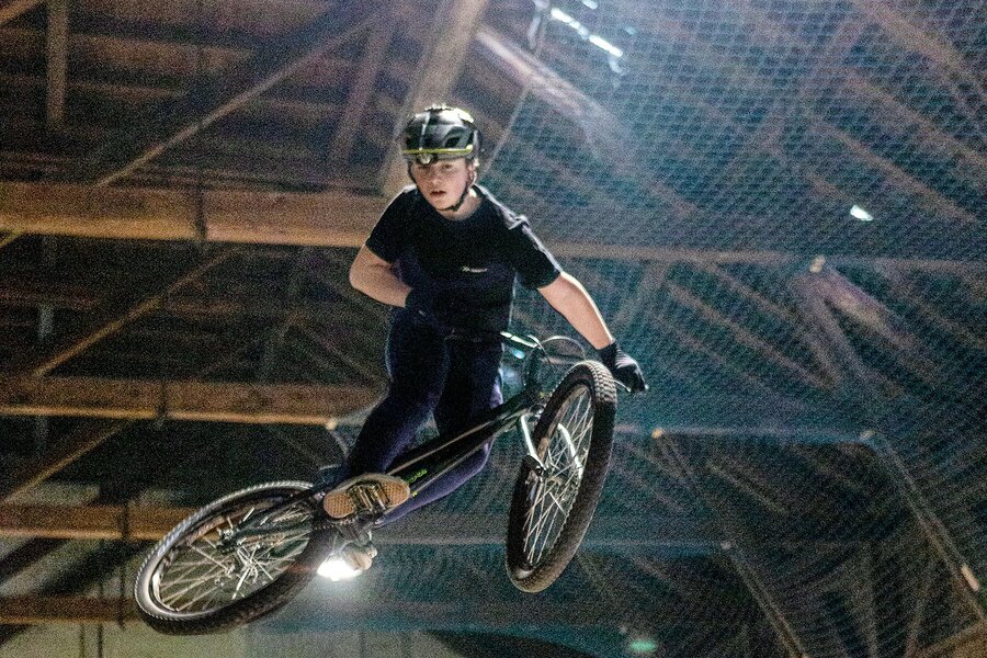 Junger Biker beim Sprung in der Bike-Halle in Uetikon am See