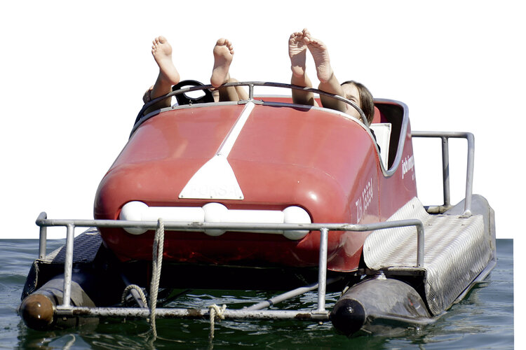 Menschen in einem Pedalo auf dem See