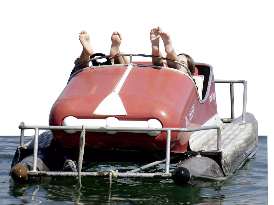 Menschen in einem Pedalo auf dem See