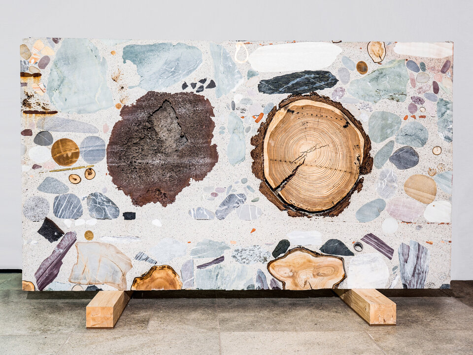 Katja Schenker, «Wie tief ist die Zeit?», 2017, Beton und verschiedene Rohstoffe, 120 x 206 x 16 cm (Cut)