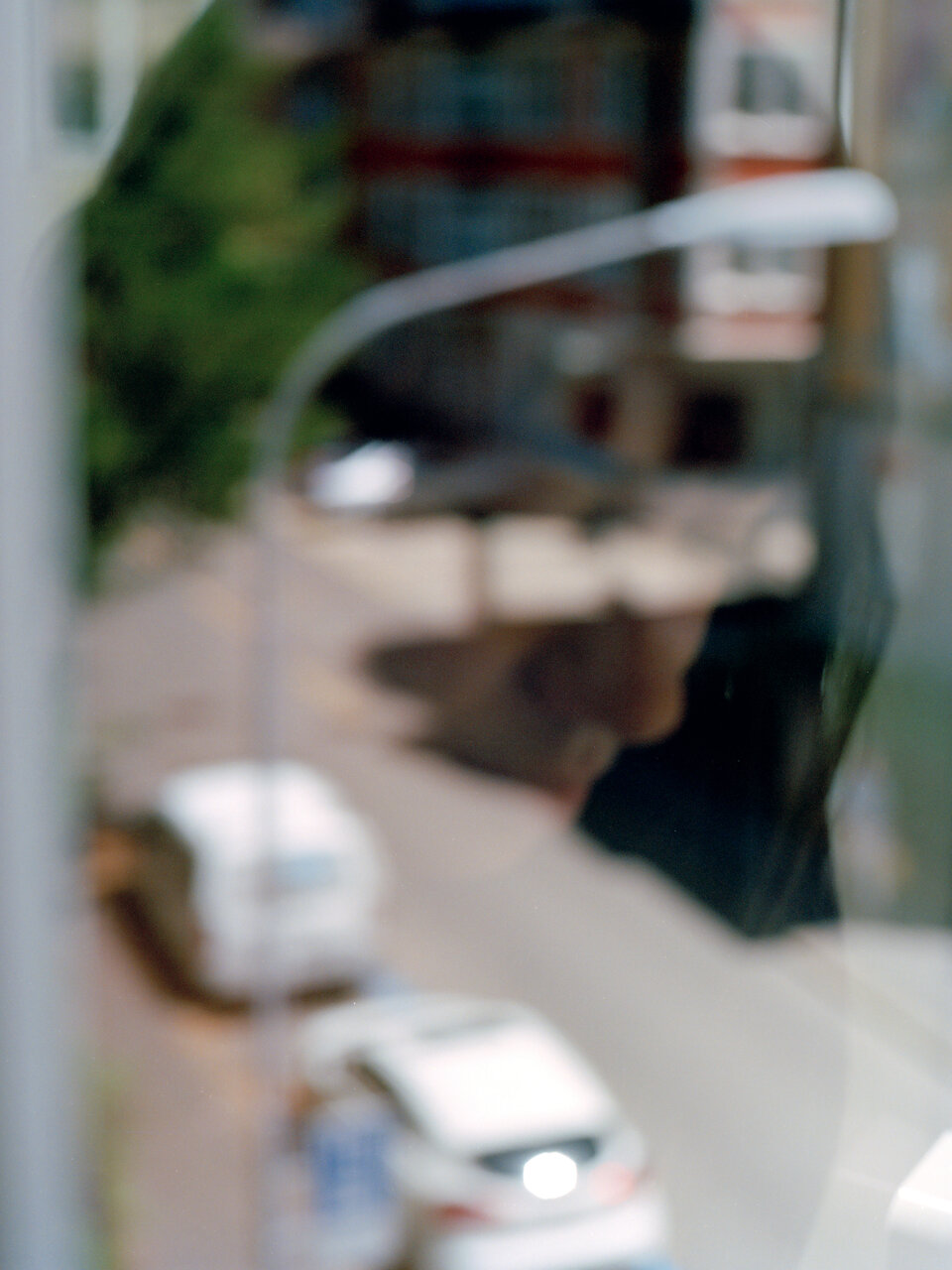 Sicht aus einem Fenster auf eine Szene im Quartier