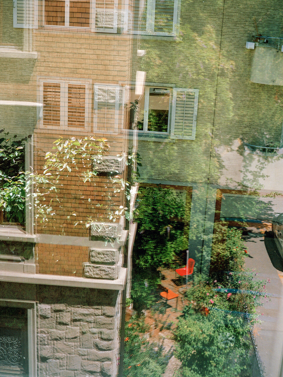 Sicht aus einem Fenster auf  eine Szene im Quartier