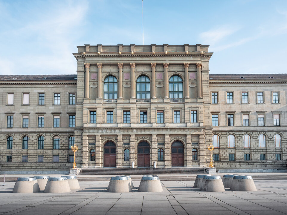 Das Bild zeigt eine Eingang der ETH Zürich.