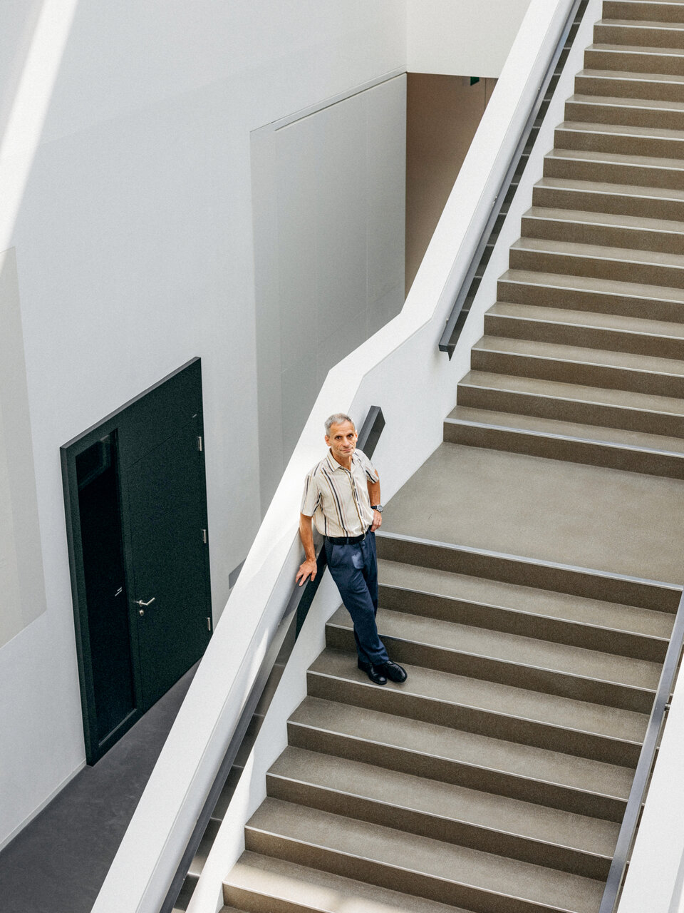 Volkswirtschafter Mathias Binswanger in einem Gebäude der Fachhochschule Nordwestschweiz