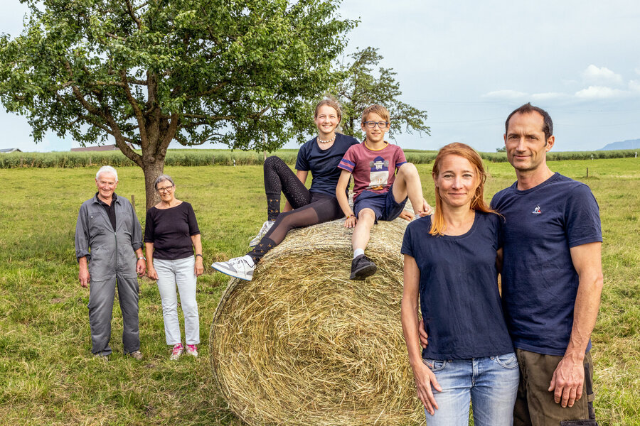 Christian Baer und seine Familie auf einem Feld