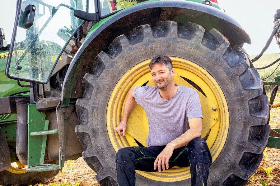 Peter Fröhlich vor einem Traktor