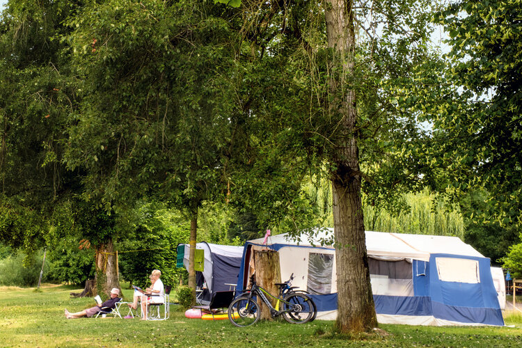 Szene auf dem Campingplatz Gütighausen