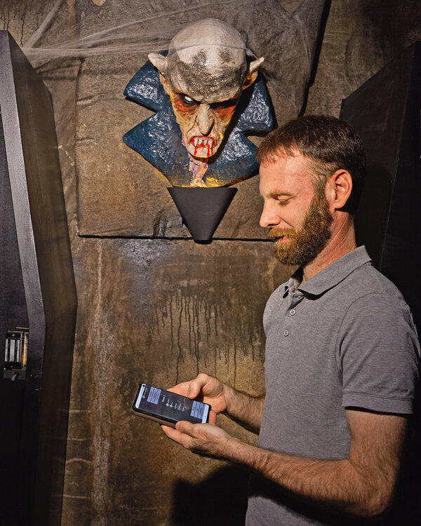 Marco Bollhalder, Geschäftsführer von Actionworld, in einem Escape Room