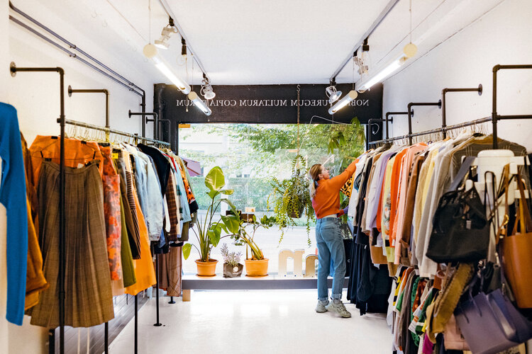 Das Bild zeigt den Verkaufsraum der Zürcher Vintage-Boutique The New New. 