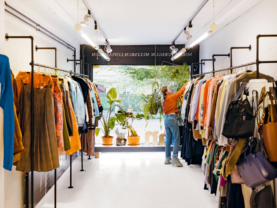 Das Bild zeigt den Verkaufsraum der Zürcher Vintage-Boutique The New New.