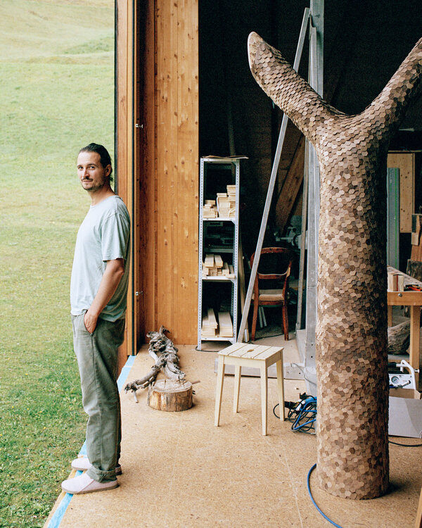 Das Bild zeigt Künstler Mirko Baselgia stehend in seinem Atelier im bündnerischen Alvaschein.