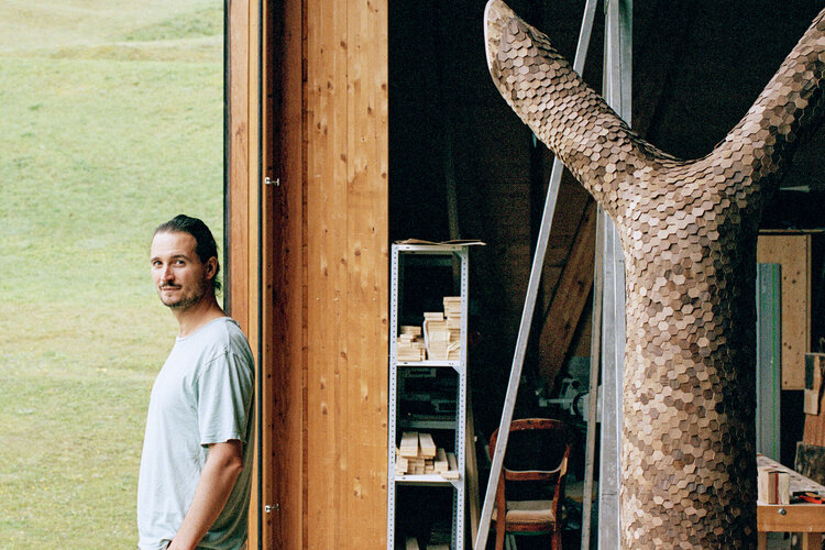 Das Bild zeigt Künstler Mirko Baselgia stehend in seinem Atelier im bündnerischen Alvaschein.