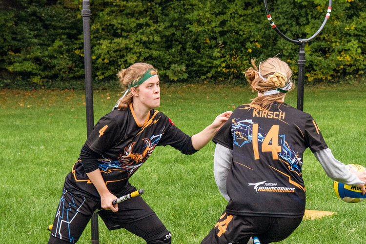 Das Bild zeigt zwei Spielerinnen der Quidditch-Mannschaft Turicum Thunderbirds während eines Spiels.