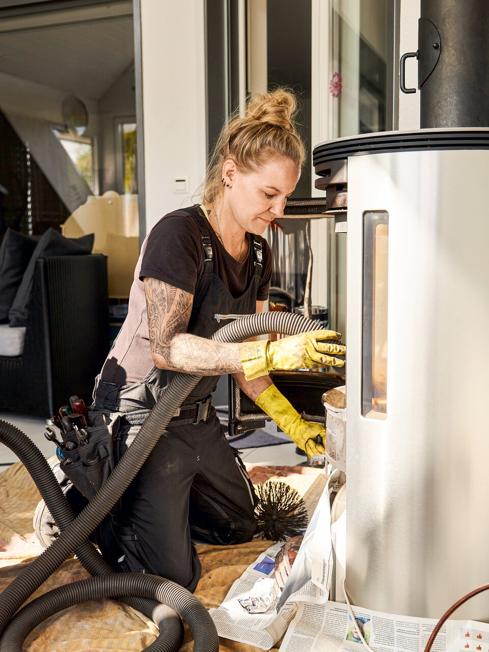 Kaminfegermeisterin Jennifer Weber bei der Arbeit