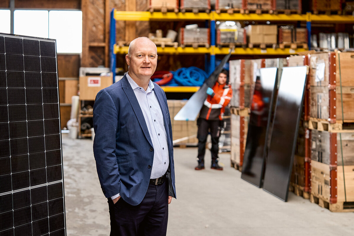 Das Foto zeigt Andreas Rupp in der Montagehallen eines Solarherstellers. 