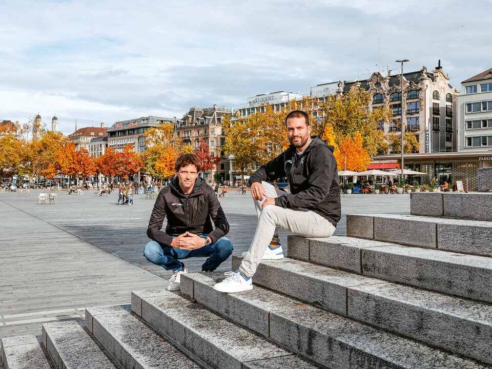 Das Bild zeigt Ueli Koch und Sandro Steiner auf dem Zürcher Sechseläutenplatz, wo auch 2026 die Teilnehmenden des Zürich Marathons ins Ziel einlaufen werden. 