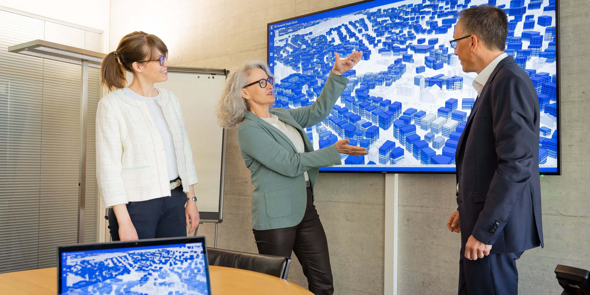 Das GIS-Team im intensiven Austausch: Isabella Kübler, Ingrid Rappl und Jörn Schellenberg (v.l.)