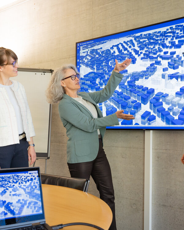 Das GIS-Team im intensiven Austausch: Isabella Kübler, Ingrid Rappl und Jörn Schellenberg (v.l.)