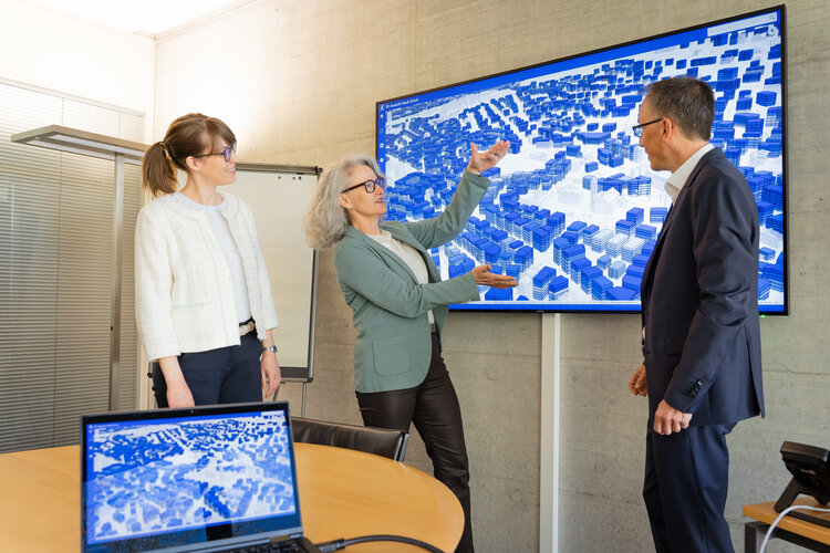 Das GIS-Team im intensiven Austausch: Isabella Kübler, Ingrid Rappl und Jörn Schellenberg (v.l.)