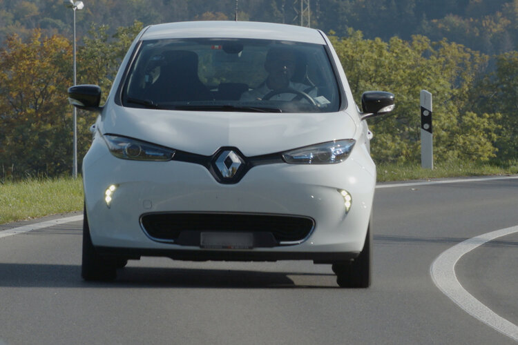 Statt auf eine eigene Dienstwagenflotte setzt die Zürcher Kantonalbank auf Elektroautos (Renault ZOE) von Mobility.